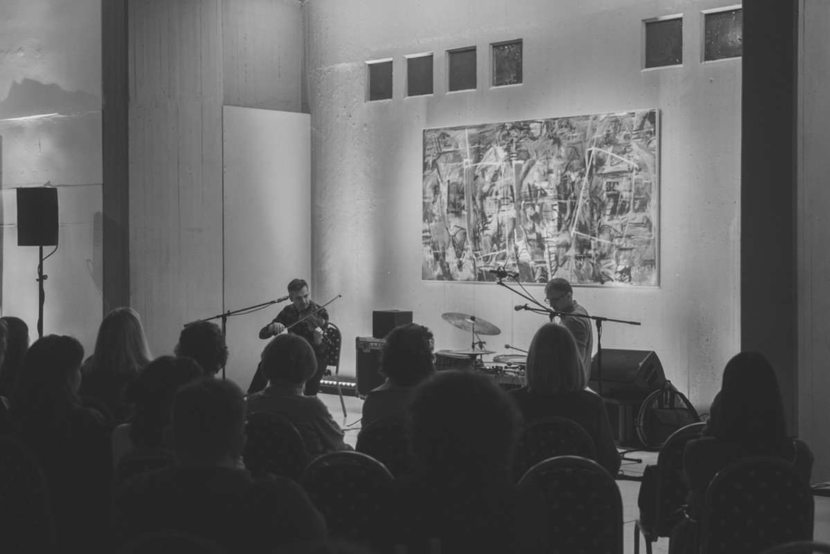 Voress Museum-mouseio-vorre-after-hours-gian-van-aggelopoulos-fotis-siotas-aspro-mavro-synavlia-black-white-concert