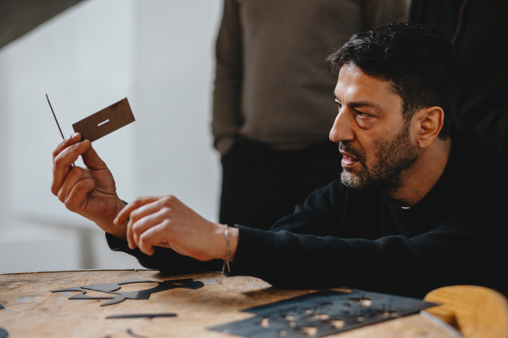 Voress Museum-mouseio-vorre-apo-tin-paradosiaki-sti-sygchroni-metallotechnia-instructor-presenting-metal-piece-2