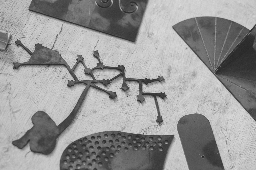 Voress Museum-mouseio-vorre-apo-tin-paradosiaki-sti-sygchroni-metallotechnia-metal-cutouts-tabletop-black-and-white