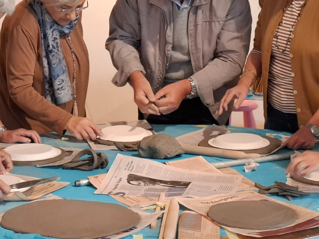 Voress Museum-mouseio-vorre-apotypomata-mnimis-ergastirio-gia-atoma-65-plus-dimiourgia-piaton-apo-pilo-se-omada-group-clay-plate-making