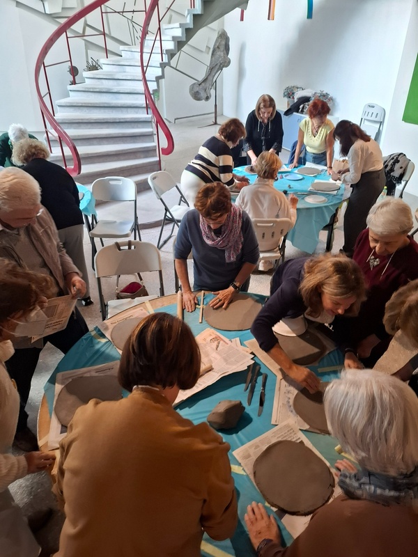 Voress Museum-mouseio-vorre-apotypomata-mnimis-ergastirio-gia-atoma-65-plus-symmetexontes-se-ergastirio-keramikis-kai-anaglyfon-participants-in-ceramics-and-relief-workshop