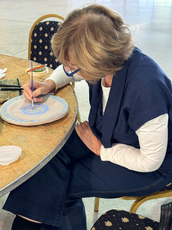 Voress Museum-mouseio-vorre-apotypomata-mnimis-ergastirio-gia-atoma-65-plus-zografiki-se-pilino-piato-painting-on-clay-plate
