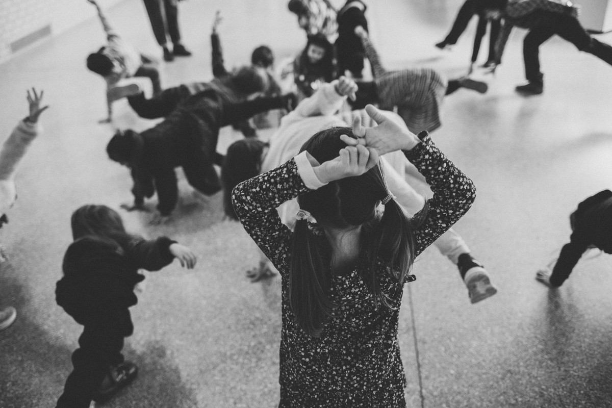 Voress Museum-mouseio-vorre-peripeteia-sto-spiti-mias-allis-epoxis-adventure-in-the-house-of-another-era-paidia-se-kinisi-dimiourgikos-xoros-creative-dance-children-movement-black-and-white-2