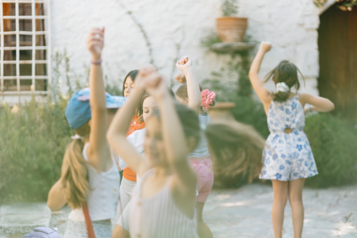 Voress Museum-mouseio-vorre-peripeteia-sto-spiti-mias-allis-epoxis-adventure-in-the-house-of-another-era-paidia-xorevoun-stin-avli-children-dancing-in-the-courtyard-family-workshop-2