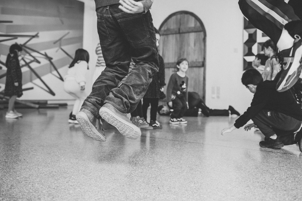 Voress Museum-mouseio-vorre-peripeteia-sto-spiti-mias-allis-epoxis-adventure-in-the-house-of-another-era-pidima-kinisi-sto-mouseio-jumping-movement-children-black-and-white-2
