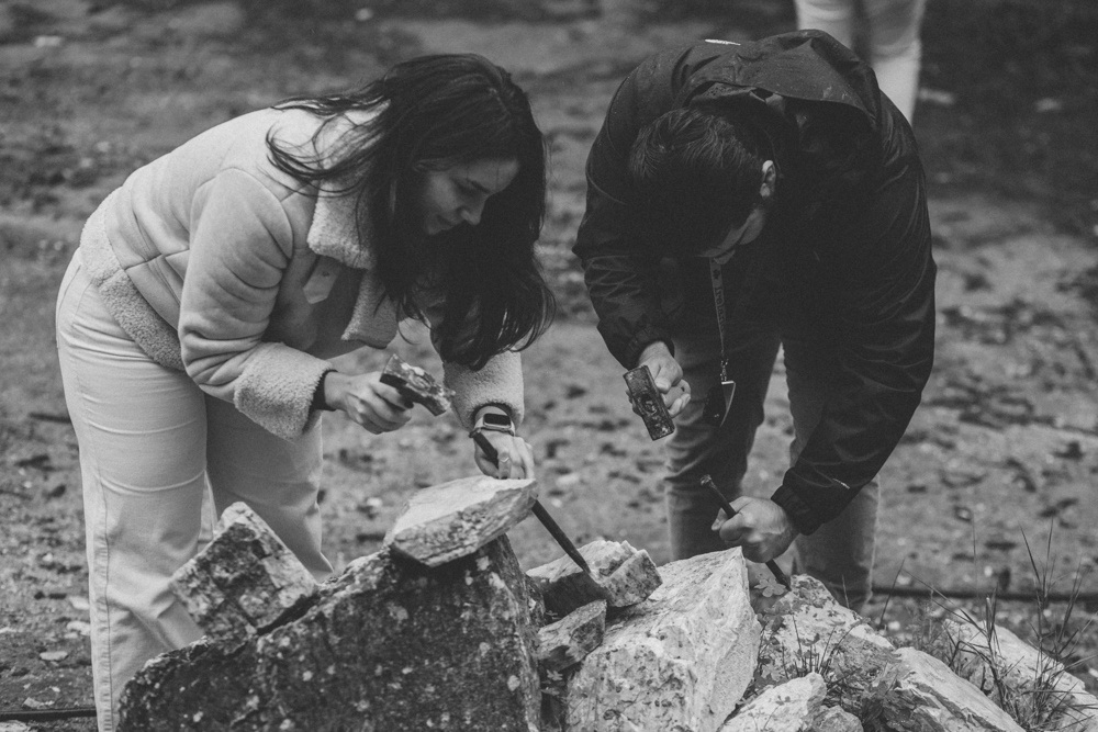 Voress Museum-mouseio-vorre-symviosi-participants-carving-marble-black-and-white-2