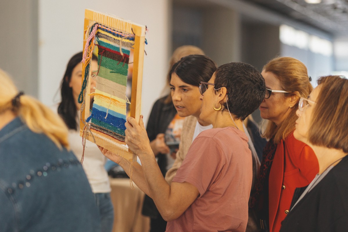 Voress Museum-mouseio-vorre-to-ateleioto-nima-the-endless-thread-parousiasi-yfantou-symmetechontes-showing-woven-piece-participants-2