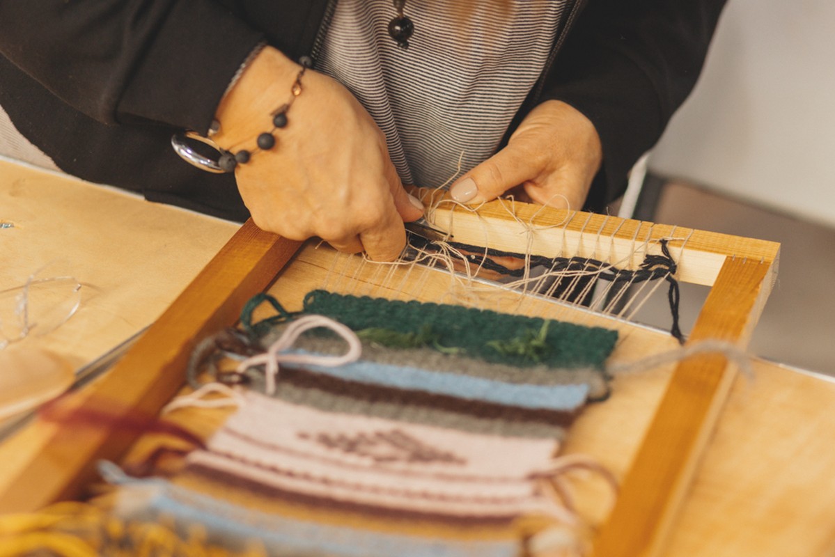 Voress Museum-mouseio-vorre-to-ateleioto-nima-the-endless-thread-yfansi-se-plaisio-argaleio-frame-loom-weaving-close-up-2