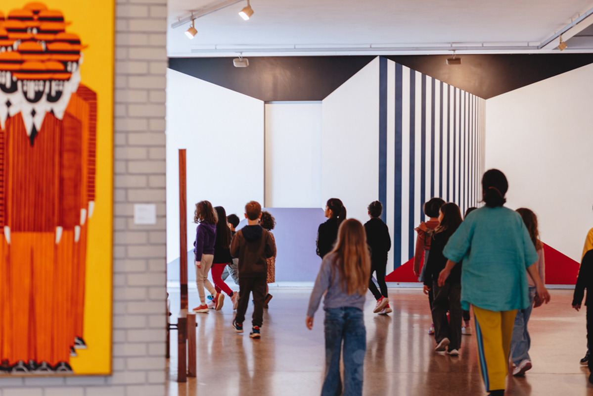 Voress Museum-mouseio-vorre-xroma-psalidi-molyvi-xarti-museum-gallery-children-walking